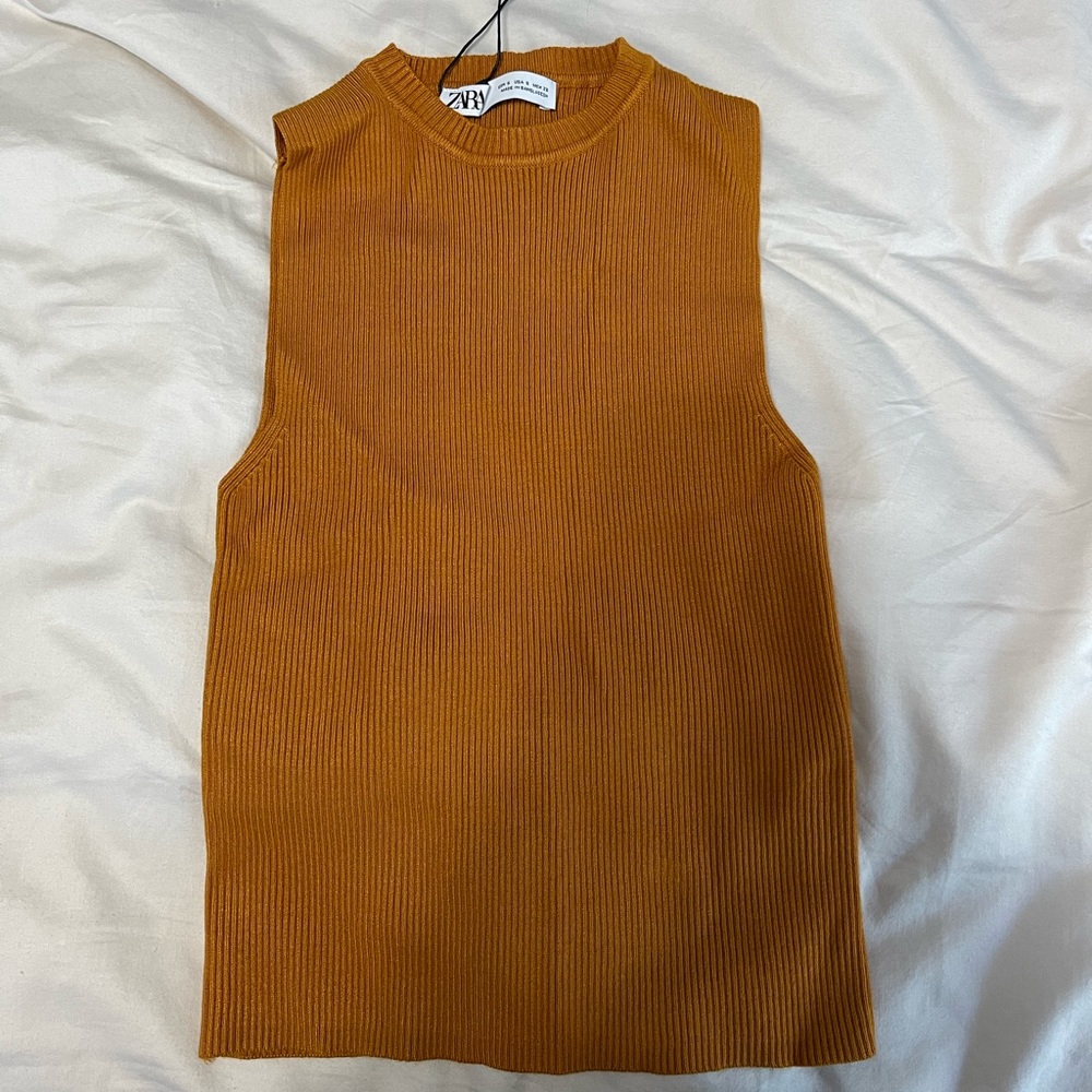 Small knit sleeveless shirt